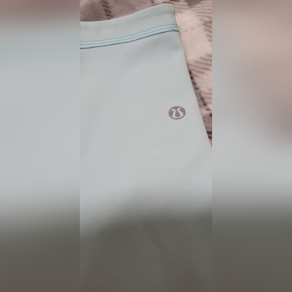 Like new Lululemon wunder under Crop reversible - Picture 8 of 9